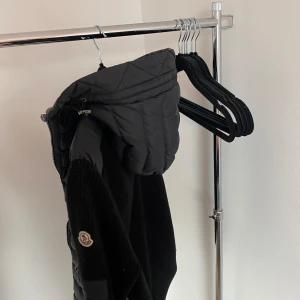 Moncler cardigan  - Väldigt bra skick inga skador köpt av en kompis för ett tag sen men inte riktigt kommit till användning storleken är L men sitter som M. Äkthetsbevis finns 