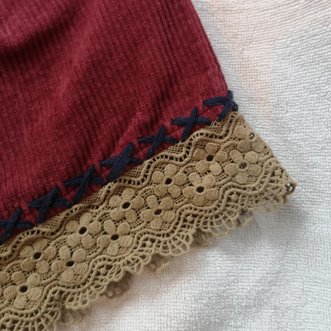 Vinröda manchester shorts med spetsdetaljer - 3