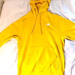 Gul Nike hoodie - Gul Nike hoodie i storlek S
