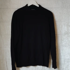 Herrtröja, fin stickad bomull - Herrtröja från hm. Fin stickad, med lite högre krage. I använt skick, men välvårdad. 