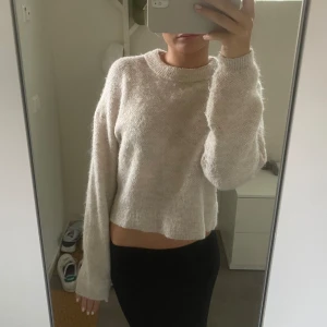 Stickad tröja - Skriv innan ni köper då jag även säljer på Vinted💕💕 😍Passa på nu när de är gratis frakt!!!😍 Säljer denna suuperfina stickade tröjan som tyvärr inte kommer till användning 💕💕 jättebra skick! Storlek XS 