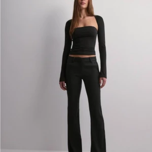 Low waist linen flare pants - Den är i bra skick köpte den nu i juli 