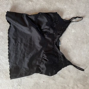 Linne  - Super gulligt linne från zara! Svårt att få tag på! Samma linne som på sista bilden, fast svart