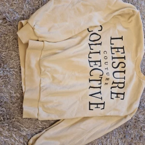 Beige sweatshirt från Gina tricot - Säljer en snygg beige sweatshirt från Gina tricot. Den har en avslappnad passform och är perfekt för både vardag och chill. Tröjan har långa ärmar och ribbade muddar vid ärmslut och nederkant. Perfekt för höst och vår!