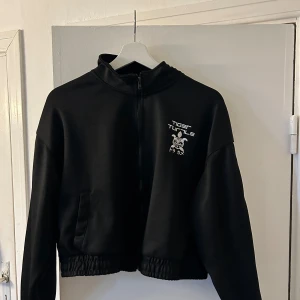 Kort jacka - Svart kort jacka. Jätte söt, användt några gånger säljer den pga de inte min stil längre. 