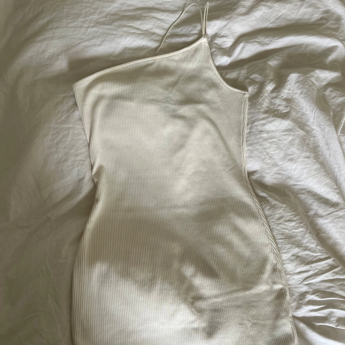 Vit ribbad klänning