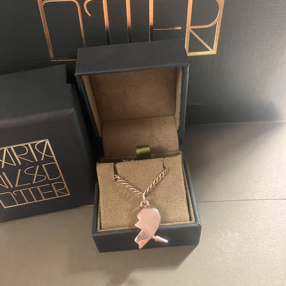 Säljer mitt fina You&me halsband från Maria Nilsdotter💗Säljer för lägre pris eftersom den har tappat lite färg men de går att lämna in halsbandet på Maria Nilsdotter så fixar de så att det ser helt nytt ut!!! Kan gå ner i pris vid snabb affär💞. Accessoarer.