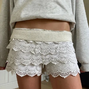 Spetsshorts  - Säljer spets shorts! har några olika band annat dessa på bilderna! Storlekar S-XS ❤️! Bara att höra av sig 💕