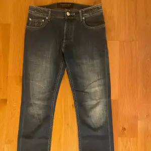 Säljer dessa otroligt snygga jeans från märket Handpricked som är gjorda av samma tillverkare som Jacob cohen. Nypris 1899kr Inga defekter.