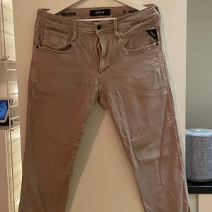 Replay anbass chinos/jeans hyperflex - W33 L32. Skick 3/10, väl använda, lagning i grenen o utrdtagen stretch på högra låret. Annars bra kvalitet.