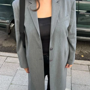 Djerf Avenue Forever coat grey - Grå kappa från Djerf Avenue (Forever coat grey) i storlek XXS, stor i storleken, oversized fit. I mycket bra skick, använt några gånger.