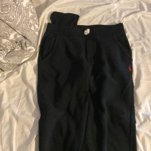 Ralph Lauren Joggers - Bra skick Storlek L (barn storlek) säljs billigt pågrund av några små hål vid ena knät
