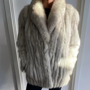 Pälsjacka - Jättefin äkta rävpälsjacka!! Asbra skick, nästan inga skavanker förutom en liten fläck på fodret i insidan. Pris går att diskutera 💘