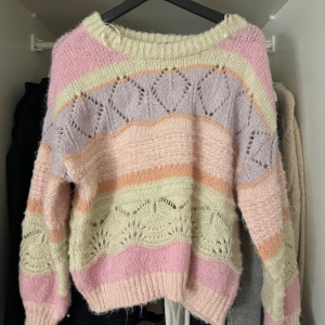 Stickad tröja  - Stickad tröja från only, aldrig använd. Storlek xs