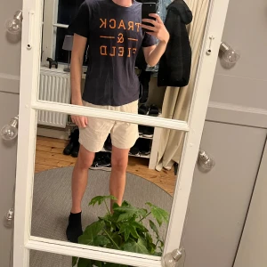 3-pack T-Shirts - 3 stycken t-shirts säljes för 100kr   Är du intresserad av endast 1 så kan det lösas  Är använda rätt mycket men i skapligt skick  De 2 första är medium och den sista är small men de är typ lika i storlek 