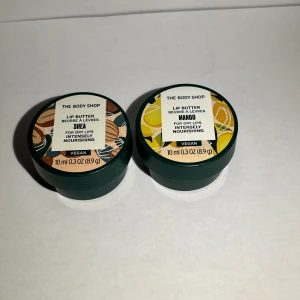 Body shop lipbalm - 2 st lip butters i dofterna shea och mango från the body shop. Helt oöppnade med klistermärke kvar. Nypris 60kr st. 