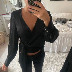 Svart satin blus - Superfin utan defekter🫶🏻✨perfekt till hösten!
