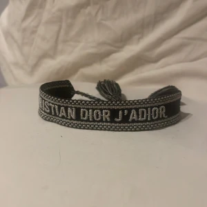 Dior armband - Hej, säljer nu mitt Dior armband i toppen skick! Nypriset på dessa e strax över 4000kr Passar alla då armbandet är justerbart. Om du har frågor eller funderingar så hör av dig!  Mvh JacobsCloset
