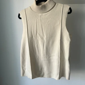 Stickad tröja med krage - Beige stickad tröja med krage från Zara, använd fåtal gånger och i fint skick!