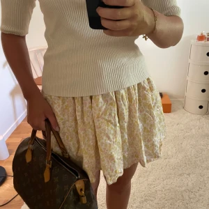 Gullig kjol  - Super gullig kjol som inte går att köpa längre, inspirerad av prinsessan Belle ❣️