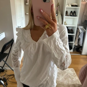 Vit blus  - Super söt vit blus 