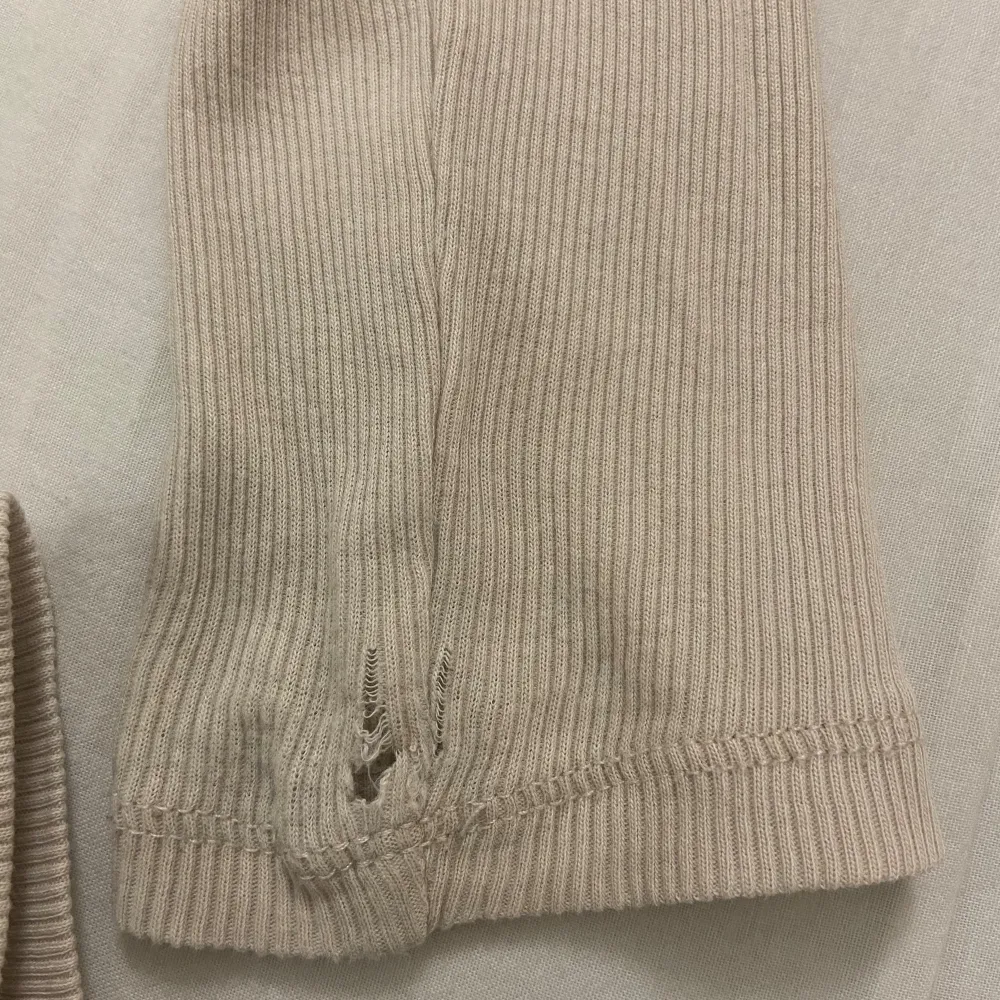 Säljer en beige ribbad långärmad tröja för endast 70kr men köptes för 200 på H&M eftersom att den har ett litet hål på vänstra armen (se bild 2) som man knappast märker eftersom att den är riktad mot baksidan💕 hör av er för fler bilder eller frågor!. Tröjor & Koftor.