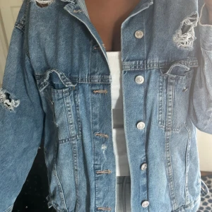 Denim jacka/Jeans jacka - Jeans jacka med håll från H&M