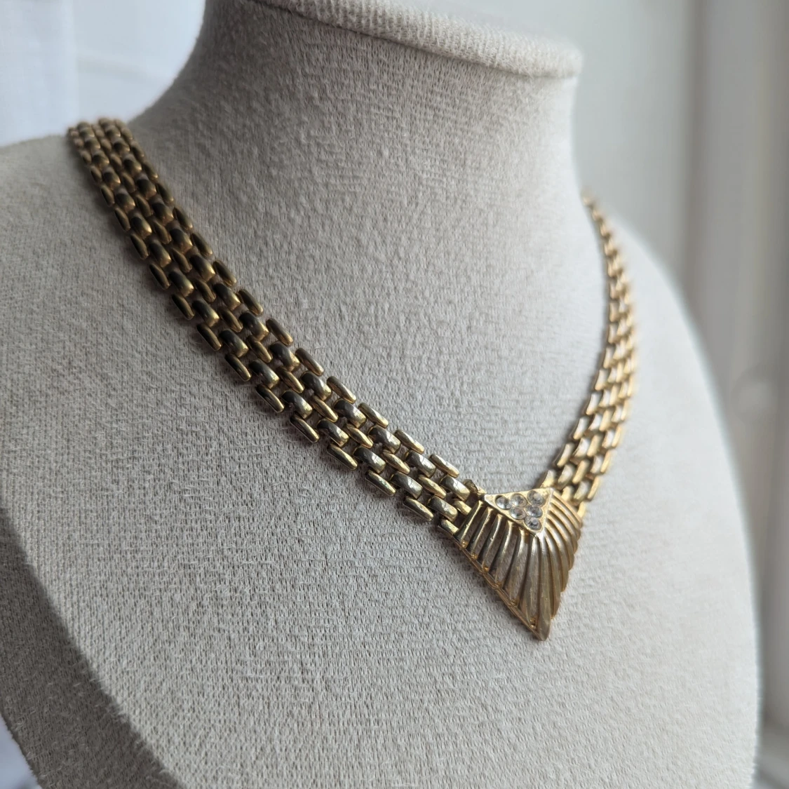 Guldigt halsband med kristalldetaljer