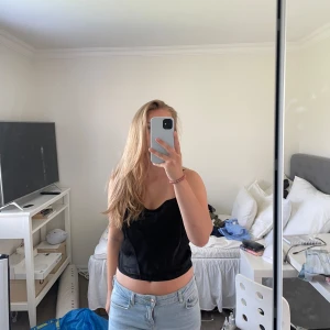 Satintopp från Zara - Svart satintopp frn zara. Köpt för flera år sedan och använd någon få gång. En knapp i ryggen är trasig. 