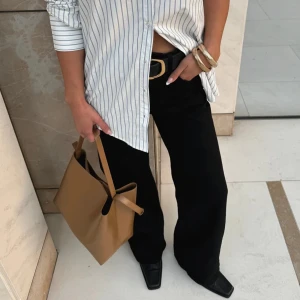 NA-KD lågmidjade jeans - Säljer dessa super snygga NA-KD jeans med lösare passform, samt låg midja. Använda en gång, kom privat vid intresse! ❤️