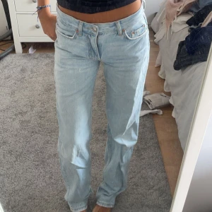 straight low waist jeans - raka lågmidjade jeans från gina 