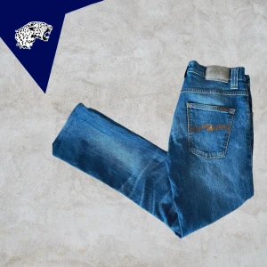 NUDIE JEANS GRIM TIM  - Nudie jeans Grim Tim | Skick: 8,5/10 | Strl W30 L32 (Passar 30/30) | Modellen är 180cm | Vårt pris 499kr | Hör av dig om du undrar någonting!