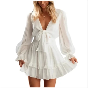 Klänning - Jätte fin klänning man kan använda till  t.ex konfirmation,student och även skolavslutning.. Jag köpte den på plick i bra skick men bara använt den 1 gång. Den är lite genomskinlig och har en liten smuts fläck på sig(märker ej)Hör av er vid frågor!💕💕