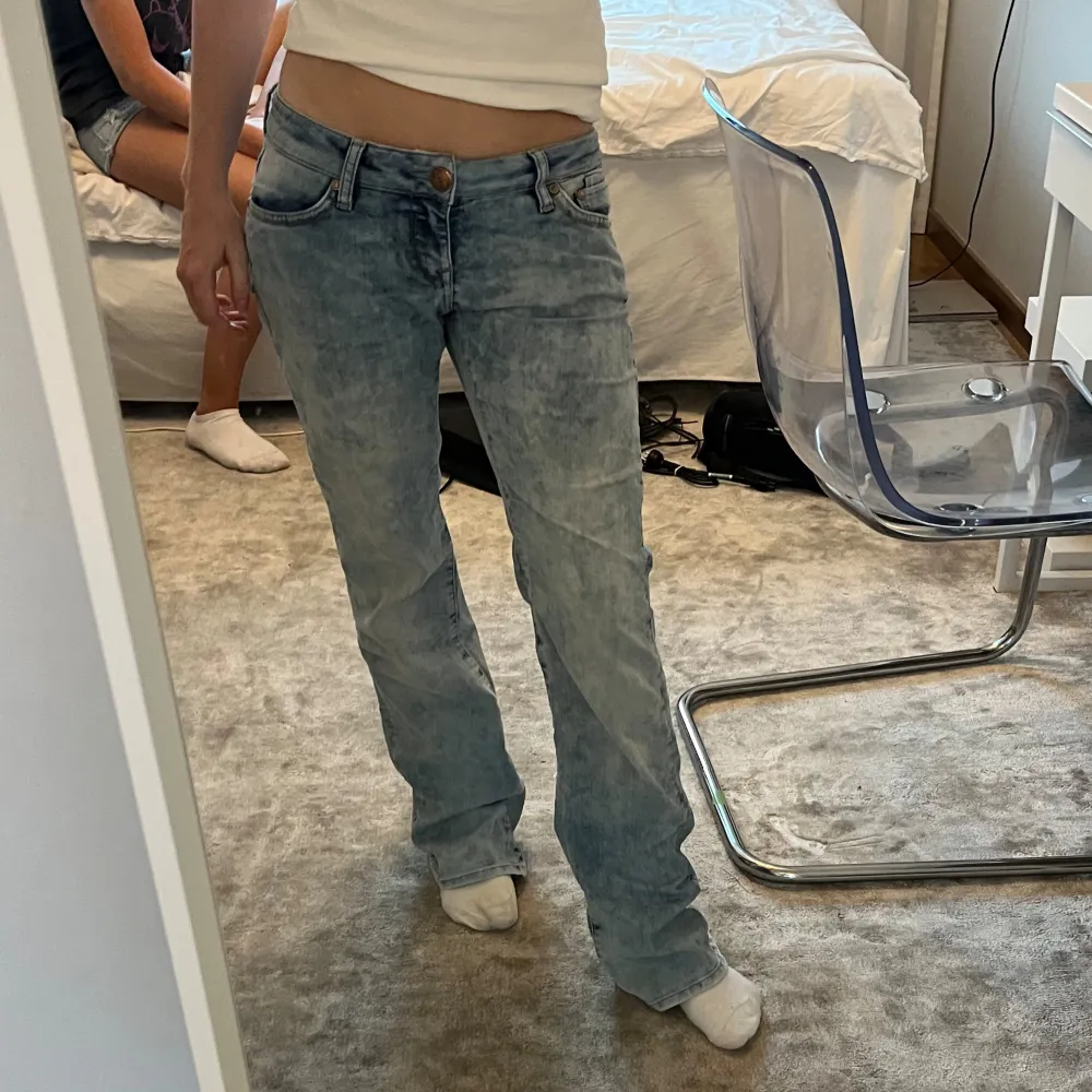 Jeans med olika jeans tvättar. Kom privat för närmare bilder och mer information om mått. Jeans & Byxor.