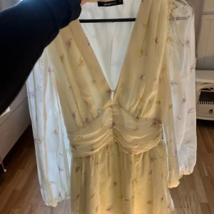 INTRESSEKOLL på sommarklänning - Så vacker sommarklänning som jag tyvärr inte använt i sommar, därav vill jag kolla intresset på den! Säljer vid bra bud eller köp direkt för 400kr!