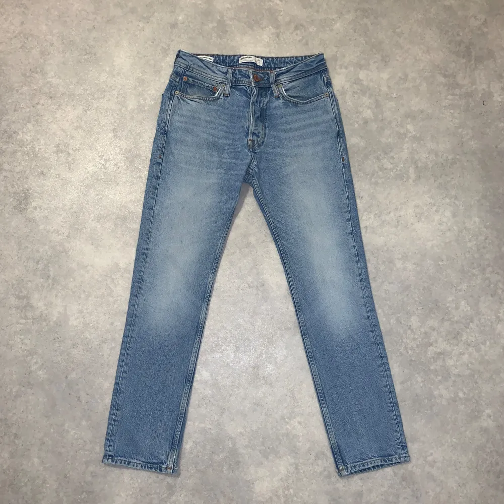 Ett par ljus blåa Jack & Jones jeans i modellen Slim straight/tim, det är bra skick på de. Strl w27 L30, hör av er vid minsta fundering.. Jeans & Byxor.