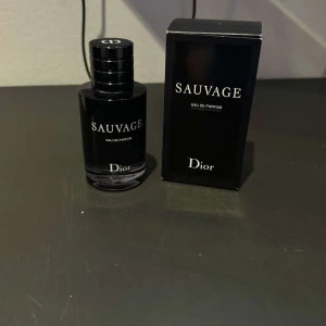 Dior sauvage eau de toilet  - Säljer denna jättefräscha parfymen som är i 60ml men ca 45-50ml kvar. Orginalpris är  1120 men säljer för 500