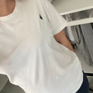 T-shirt - Hej! Säljer denna super fina T-shirten. Lösare passform ❤️