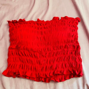 Röd topp  - Röd topp köpt i Thailand! Väldigt stretchig så passar storlek M,S och Xs. Fint skick och aldrig använd❤️