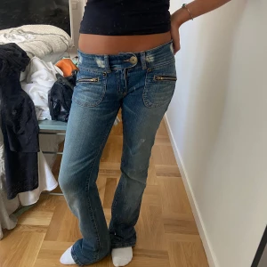 Lågmidjade jeans - Jättefina jeans med snygga detaljer som inte längre kommer till användning! 