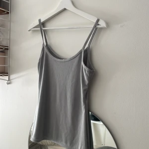 Linne - Jätte fint silver/grått linne!! 💕💕💕storlek 40/42, men passar på mig som brukar vara S/M.  