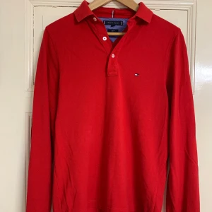 Tommy Hilfiger långärmad polotröja (S) - Hej! Säljer nu denna fina polotröja från Tommy Hilfiger. Köpt i USA. Med denna tröja får man verkligen den eleganta känslan av klassisk stil. Till skolan eller dejt det funkar alltid. Modellen är slimfit storlek S och har en mycket snygg passform. 