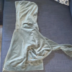 Så fin mjuk len tröja från Gina Tricot, man kan köpa ett helt sett för 100 kr om man vill😊 Oäkta juicy💕 - Inget täcken på andvändning,