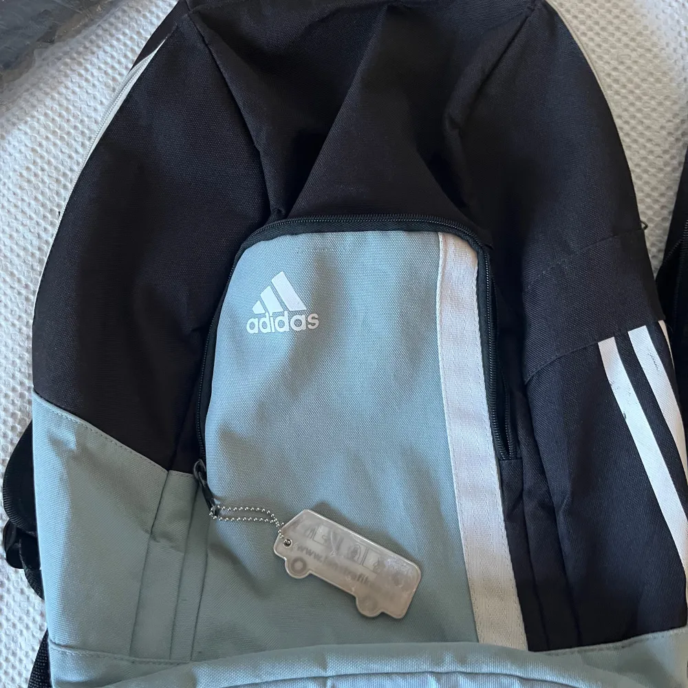 Säljer en snygg och praktisk ryggsäck från Adidas i svart och grått. Den har flera fack med dragkedja och är perfekt för både skola och träning. Ryggsäcken har också en cool logga och text från Triangelns IK Eskilstuna.. Shorts.