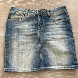 Vintage mini jeans kjol - Super fin kjol köpt från Vinted men dom inte passade mig! Har lite vintage vibe! 