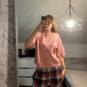 Rosa tröja från 157 - Säljer en superfin rosa tröja från 157 i storlek S. Den är perfekt för både vår och sommar med sin mjuka och bekväma passform. Tröjan har korta ärmar och en rund halsringning. Den är i nyskick och redo för nya äventyr! 🌸