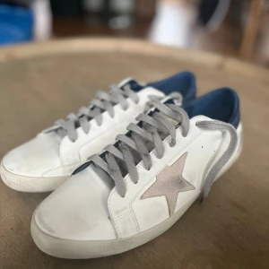 Golden Goose Super-Star - Säljer dessa trendiga Golden Goose i Marinblå färg! De har använts 1 gång tidigare men det syns inte på något sätt. Helt ny skick 10/10! Storlek 46, passar även 45. Ställ frågor ifall ni har några! Mvh