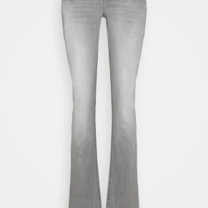 Grå Ltb jeans - Super snygga Ltb jeans köpta second hand för ca 700kr men säljer då dem tyvärr var för stora för mig. Innerbenslängd:80cm, midjemått tvärs över:41cm
