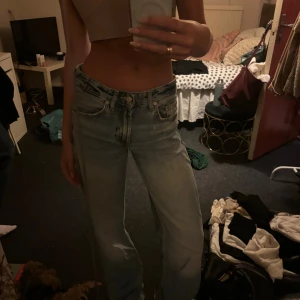 Low waist jeans - Low waist jeans med Wide leg. Otroligt snygga men tyvärr lite för stora. Knappt använda så de är i jätte bra skick. Säljs inte längre