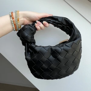 Liten väska - Liten Bottega Veneta liknande väska köpt för 600kr. 2 fickor inuti varav en har dragkedja. Endast använd 1 gång🖤